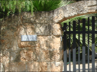 Img.2j.gif: La puerta de Ca'n Colom