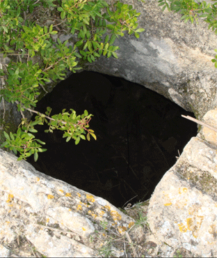 Img.3b.gif:   Cisterna de atalaya de Porto Colom